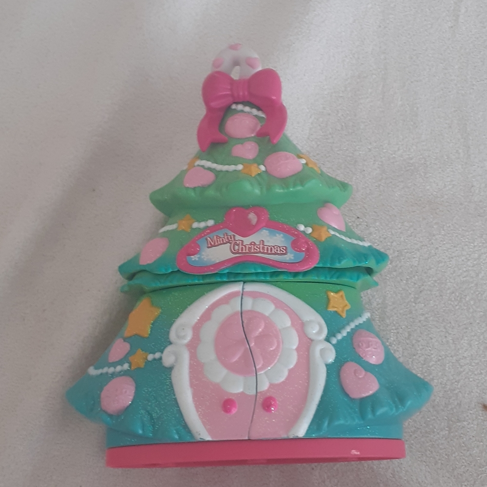 I am selling a toy Christmas tree